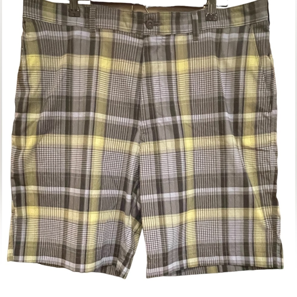 🔥⛳️PGA Tour gray & yellow performance shorts size 38. Awesome fit & comfort!